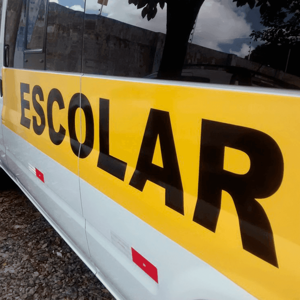 Toda van legalizada tem a faixa identificando que ela é exclusiva para transporte escolar