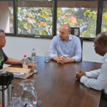 Gilvon P. Barbosa (SINTRARC), Gustavo Perissinotto (Prefeito) e José Pereira (Presidente da Câmara) em reunião sobre segurança das transportadoras escolares em Rio Claro.