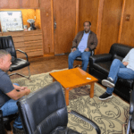 Prefeito Gustavo Perissinoto, vereador José Pereira e o Presidente do Sintrar Gilvon Barbosa Prefeito Gustavo Perissinoto, vereador José Pereira e o presidente do Sintrar Gilvon Barbosa discutindo benefícios para os taxistas em Rio Claro
