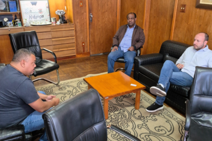 Prefeito Gustavo Perissinoto, vereador José Pereira e o Presidente do Sintrar Gilvon Barbosa Prefeito Gustavo Perissinoto, vereador José Pereira e o presidente do Sintrar Gilvon Barbosa discutindo benefícios para os taxistas em Rio Claro