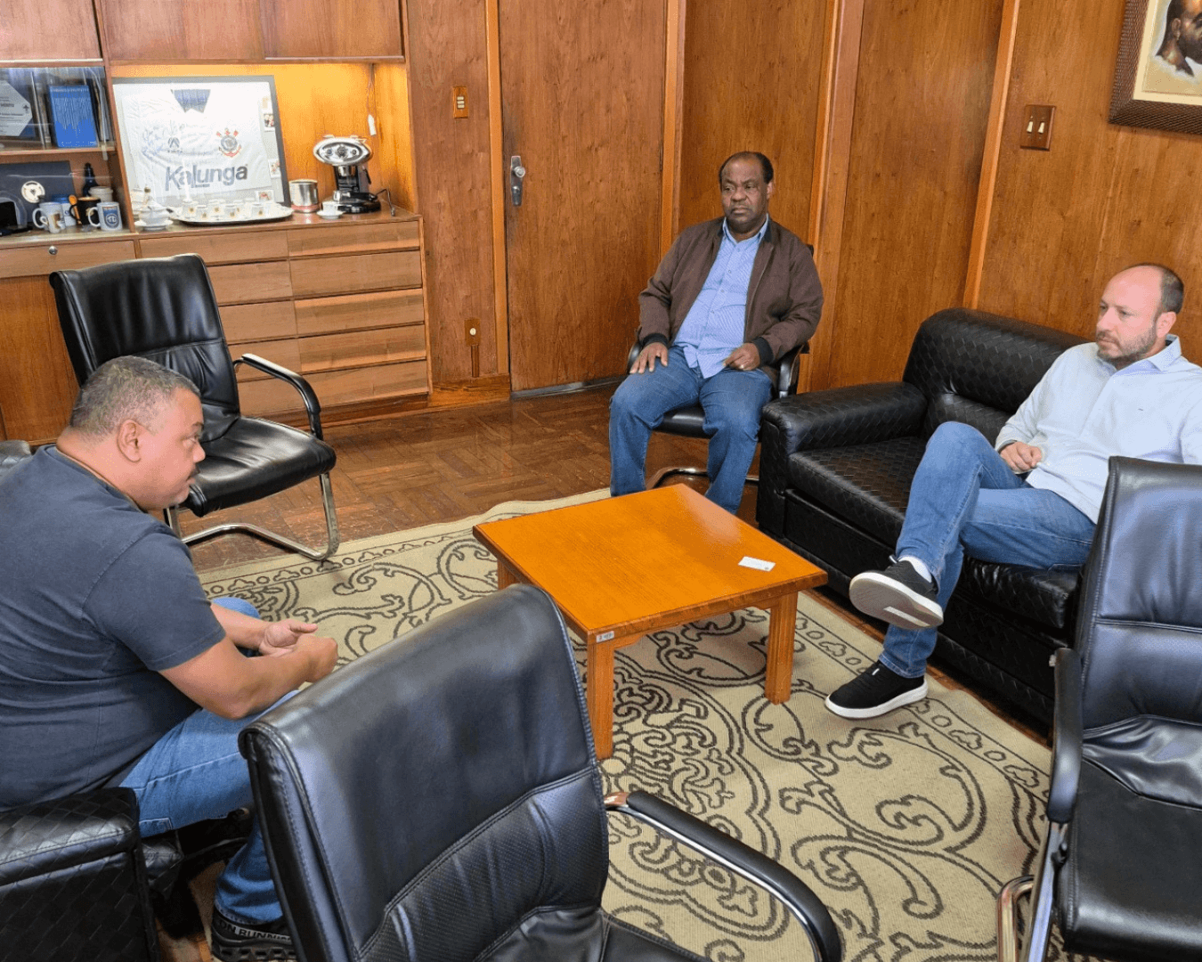 Prefeito Gustavo Perissinoto, vereador José Pereira e o Presidente do Sintrar Gilvon Barbosa Prefeito Gustavo Perissinoto, vereador José Pereira e o presidente do Sintrar Gilvon Barbosa discutindo benefícios para os taxistas em Rio Claro